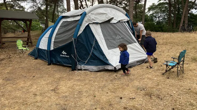 família montando uma barraca de camping.