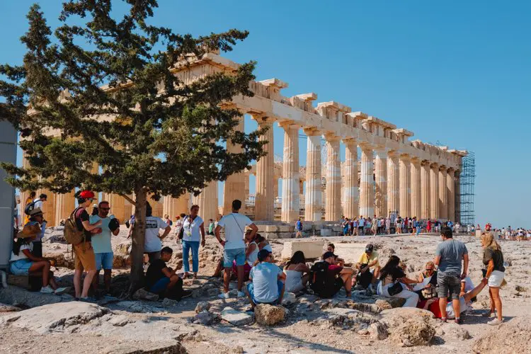 Turistas na Acrópole, em dia de sol