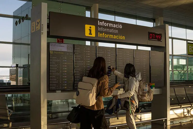 Turistas com passagem aérea para a Espanha