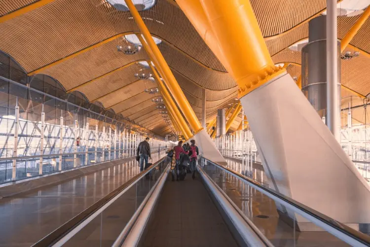 Esteira rolante em um dos melhores aeroportos da Europa.