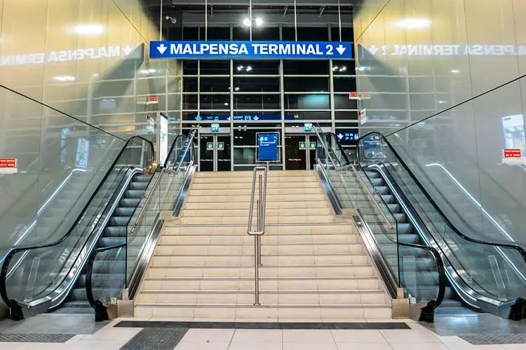 escadas rolante e normal na entrada do terminal 2 no aeroporto Malpensa
