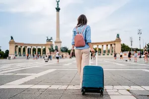 Mulher com seguro Affinity em viagem para Hungria, Europa
