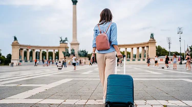 Mulher com seguro Affinity em viagem para Hungria, Europa