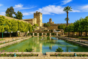 Alcácer de Córdoba, em dia de sol com poucas nuvens