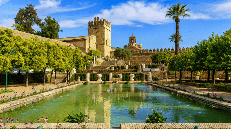 Alcácer de Córdoba, em dia de sol com poucas nuvens