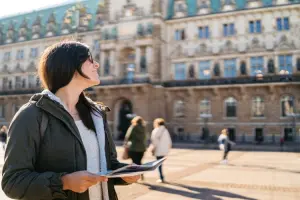 Mulher se encanta com pontos turísticos de Hamburgo na Alemanha