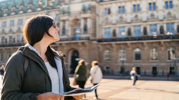 Mulher se encanta com pontos turísticos de Hamburgo na Alemanha
