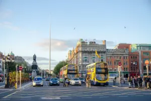 Carros em Dublin na O'Connell Street