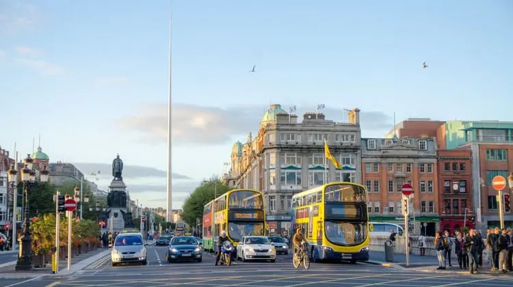 Carros em Dublin na O'Connell Street