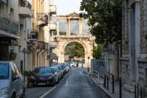 Cuidado com o estacionamento ao fazer o aluguel de carro em Atenas.