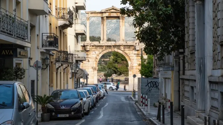 Cuidado com o estacionamento ao fazer o aluguel de carro em Atenas.