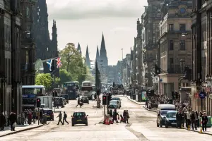 Rua no centro de Edimburgo