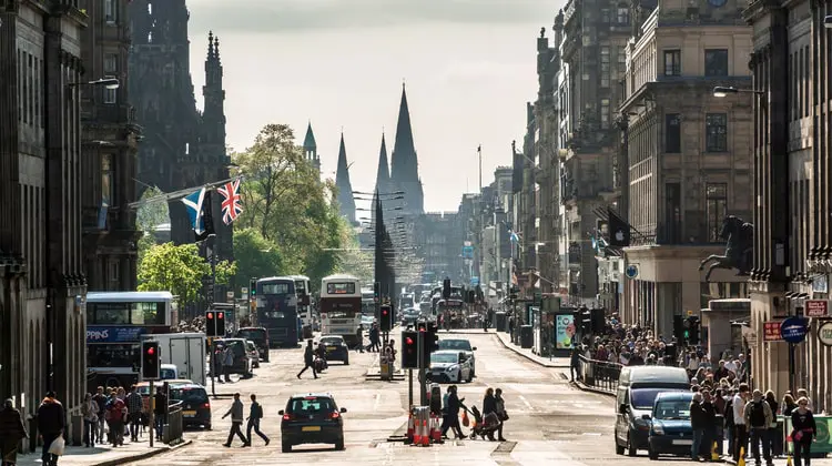 Rua no centro de Edimburgo