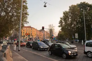 Carros em rua de Milão, na Itália.
