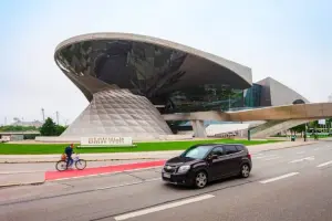 Carro passando em frente ao BMW Welt, em Munique