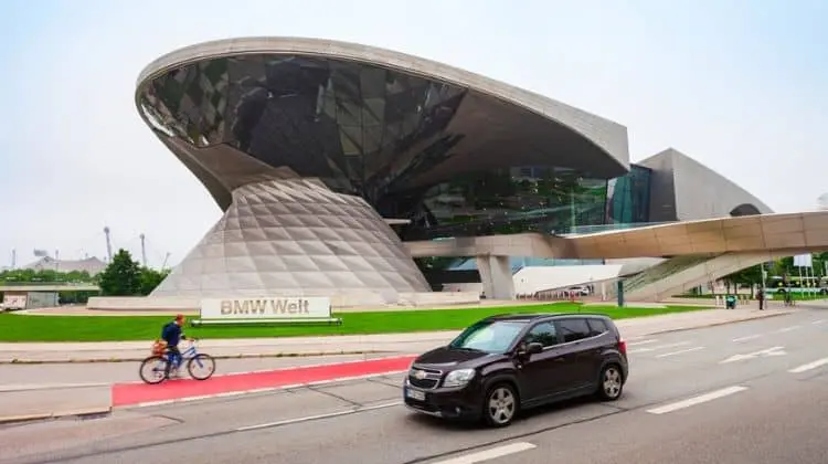 Carro passando em frente ao BMW Welt, em Munique