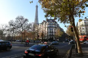Avenida em Paris com a Torre Eiffel ao fundo