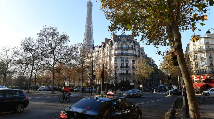 Avenida em Paris com a Torre Eiffel ao fundo