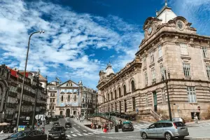 Carros passam em frente à estação São Bento, no Porto