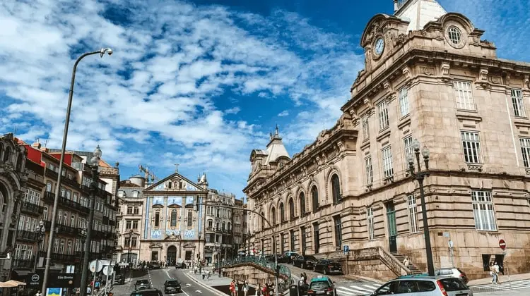 Carros passam em frente à estação São Bento, no Porto