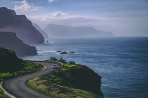 Carro em estrada de Portugal
