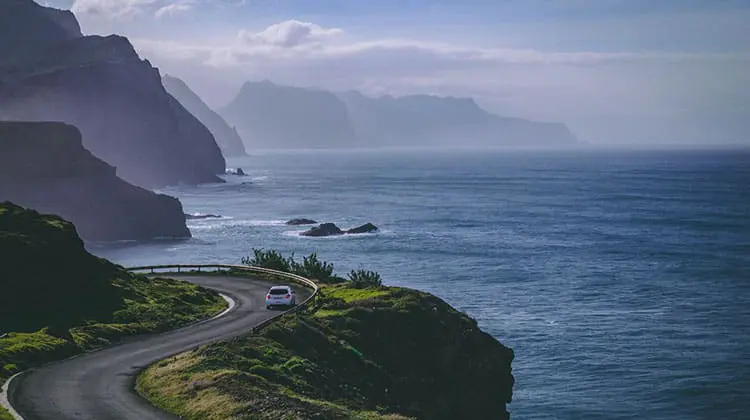 Carro em estrada de Portugal