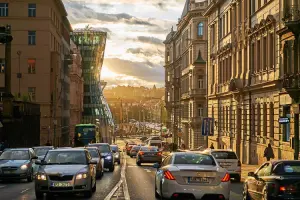 Trânsito em Praga no final da tarde.