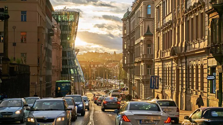 Trânsito em Praga no final da tarde.