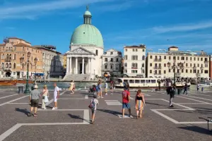 Pessoas caminhando no centro da cidade de Veneza.
