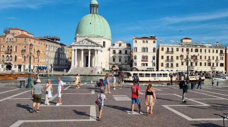 Pessoas caminhando no centro da cidade de Veneza.