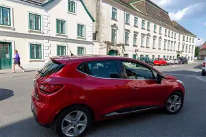 Carro vermelho em zona residencial, após o aluguel de carro em Viena
