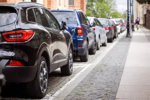 Carros estacionados em fila na rua na Alemanha