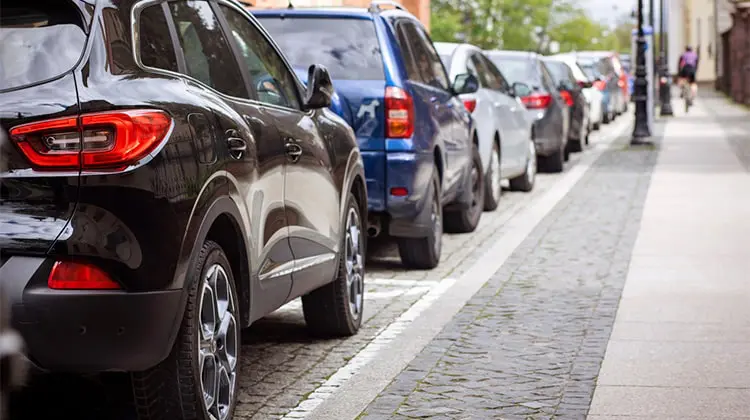 Carros estacionados em fila na rua na Alemanha