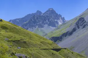 Automóvel trafegando nos alpes franceses