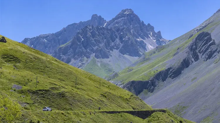 Automóvel trafegando nos alpes franceses