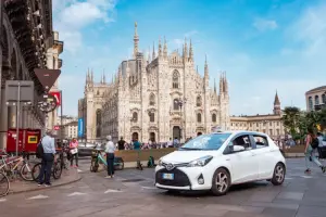 Carro em frente ao Duomo de Milão.