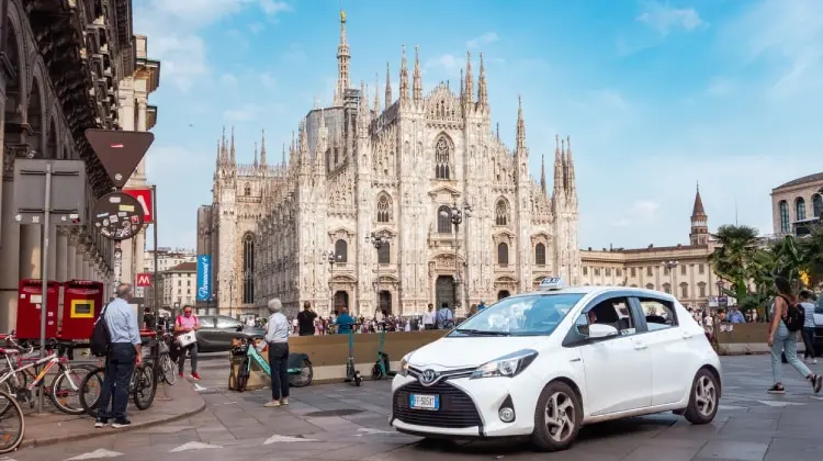 Carro em frente ao Duomo de Milão.