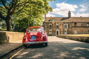 Carro estacionado em uma rua na Inglaterra