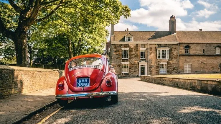 Carro estacionado em uma rua na Inglaterra