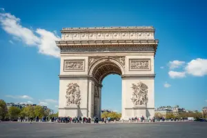 Arco do Triunfo em dia ensolarado em Paris
