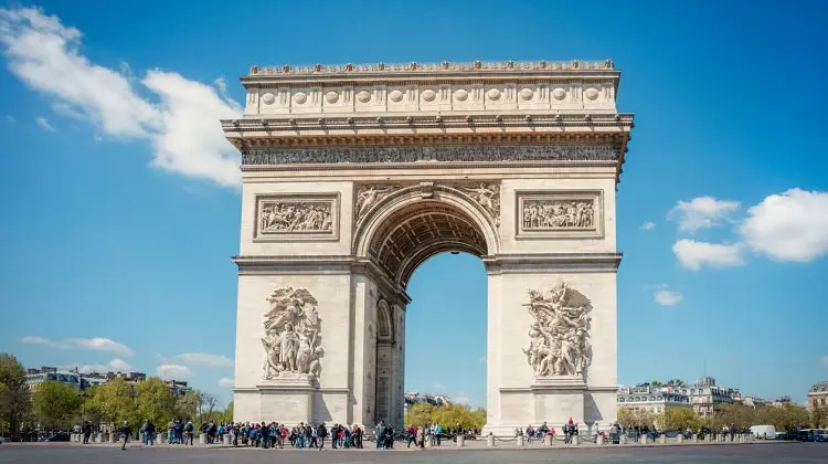 Arco do Triunfo em dia ensolarado em Paris