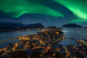 Aurora Boreal em Alesund, na Noruega.