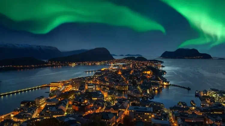 Aurora Boreal em Alesund, na Noruega.