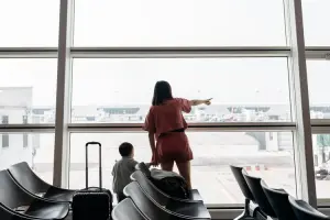 Mãe viajando com criança, caso em que precisa de autorização de viagem para menor