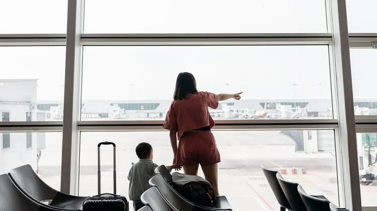 Mãe viajando com criança, caso em que precisa de autorização de viagem para menor