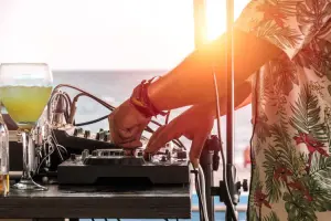 DJ tocando em uma das baladas em Barcelona