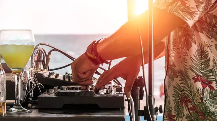 DJ tocando em uma das baladas em Barcelona