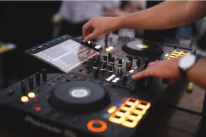 Jovem controlando música em festa