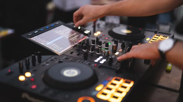 Jovem controlando música em festa