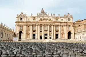 Exterior da Basílica de São Pedro no Vaticano com cadeiras posicionadas para missa